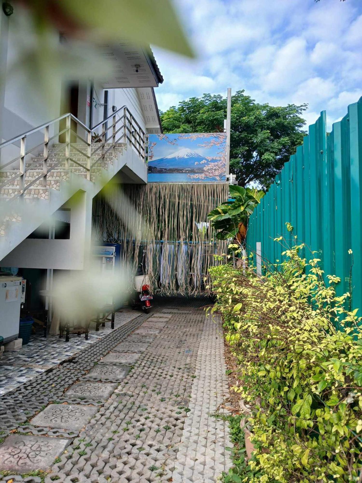 Hostel Sakura House Chiang Mai Zewnętrze zdjęcie