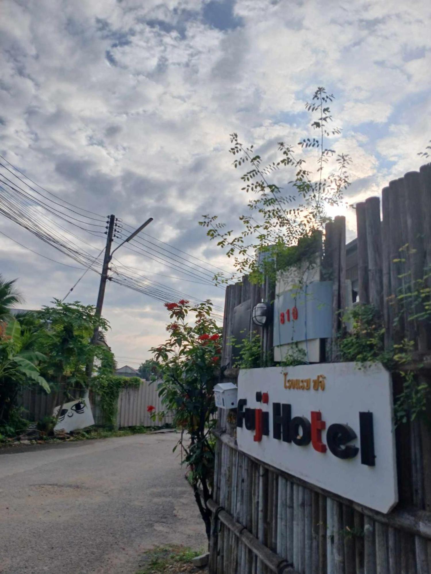Hostel Sakura House Chiang Mai Zewnętrze zdjęcie